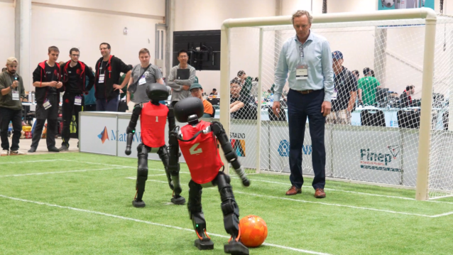 世界杯冠军机器人WRC首亮相！展现具身智能新高度(图1)